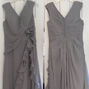 V-neck Hand-Made Flower Sleeveless Long Chiffon Mother of the Bride Dresses